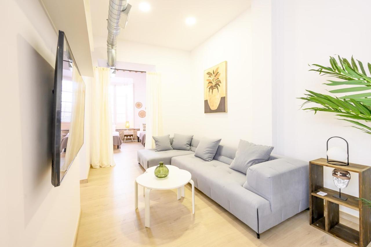 Modern 3 Bedroom, Center With Patio & High Ceilings By 10tosea Lägenhet